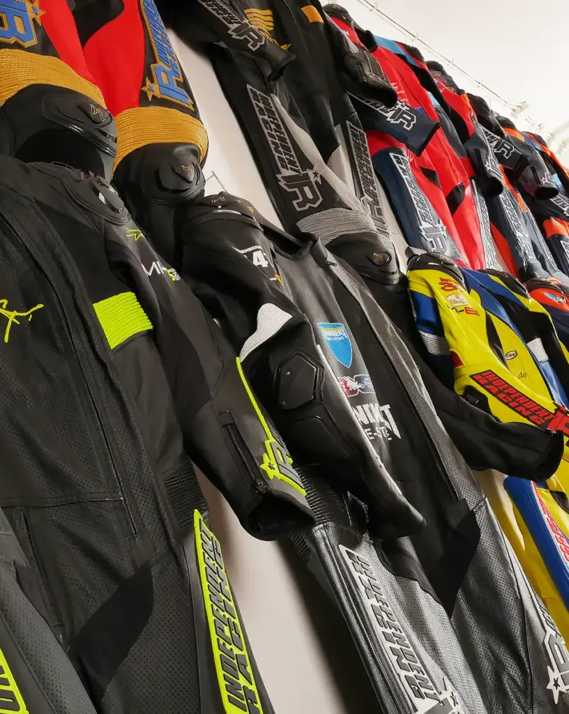 independent-racing-slider-many-suits-wall